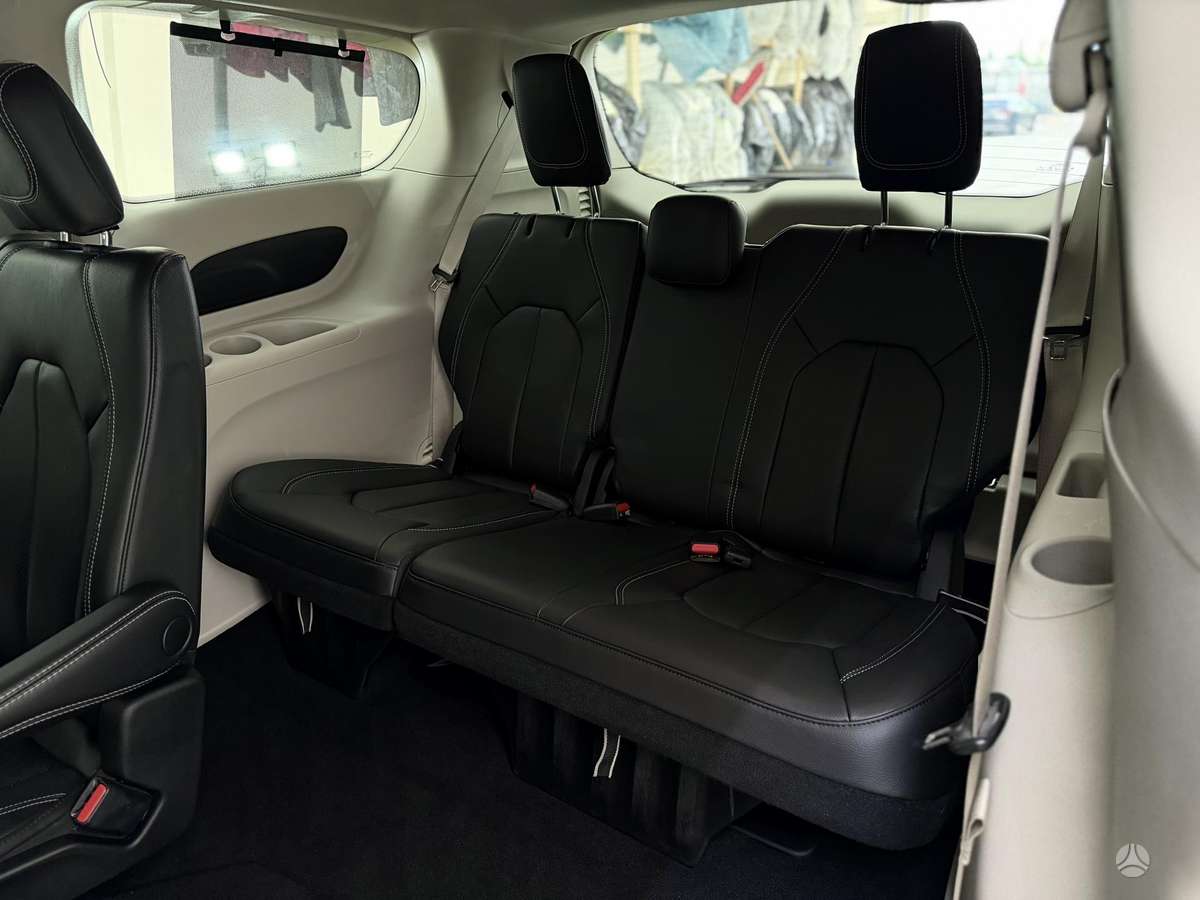 Chrysler Pacifica - 12