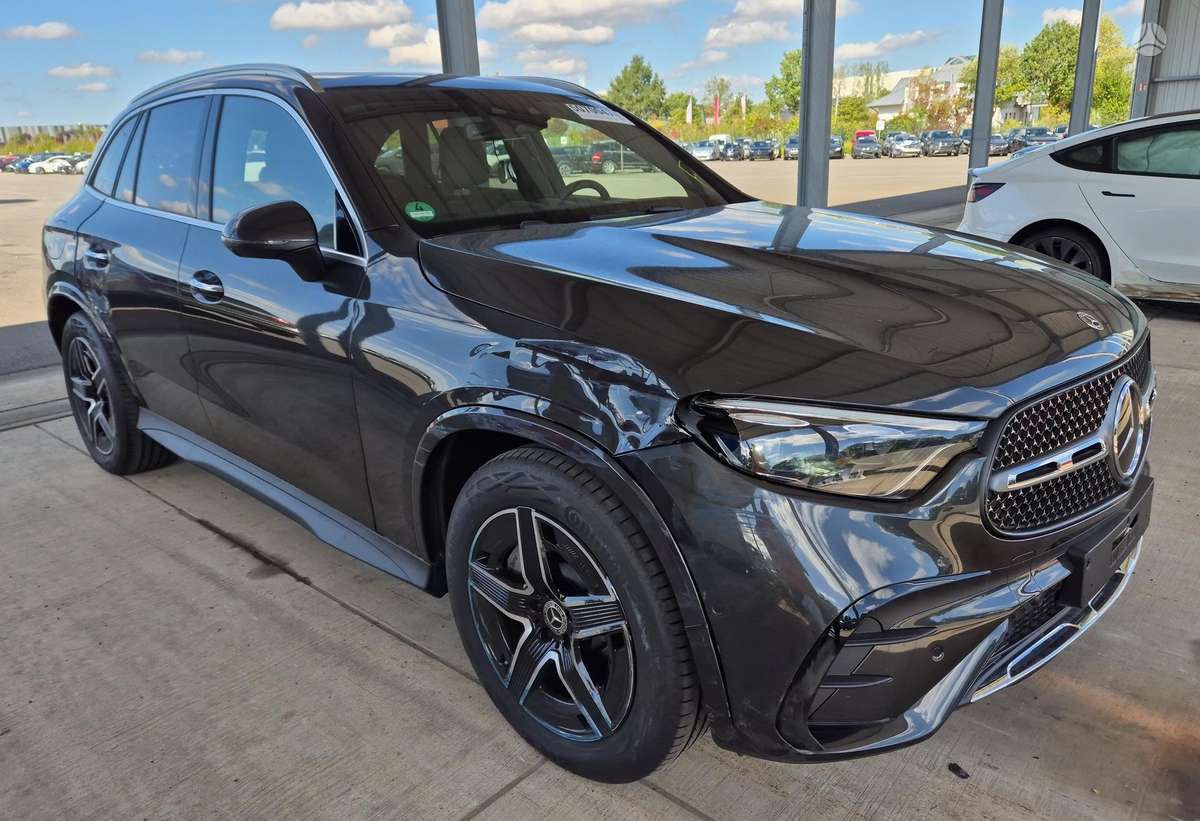 Mercedes-Benz GLC300 - 1