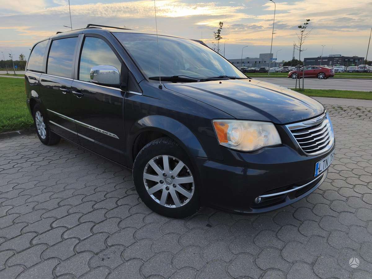 Chrysler Town & Country - 2