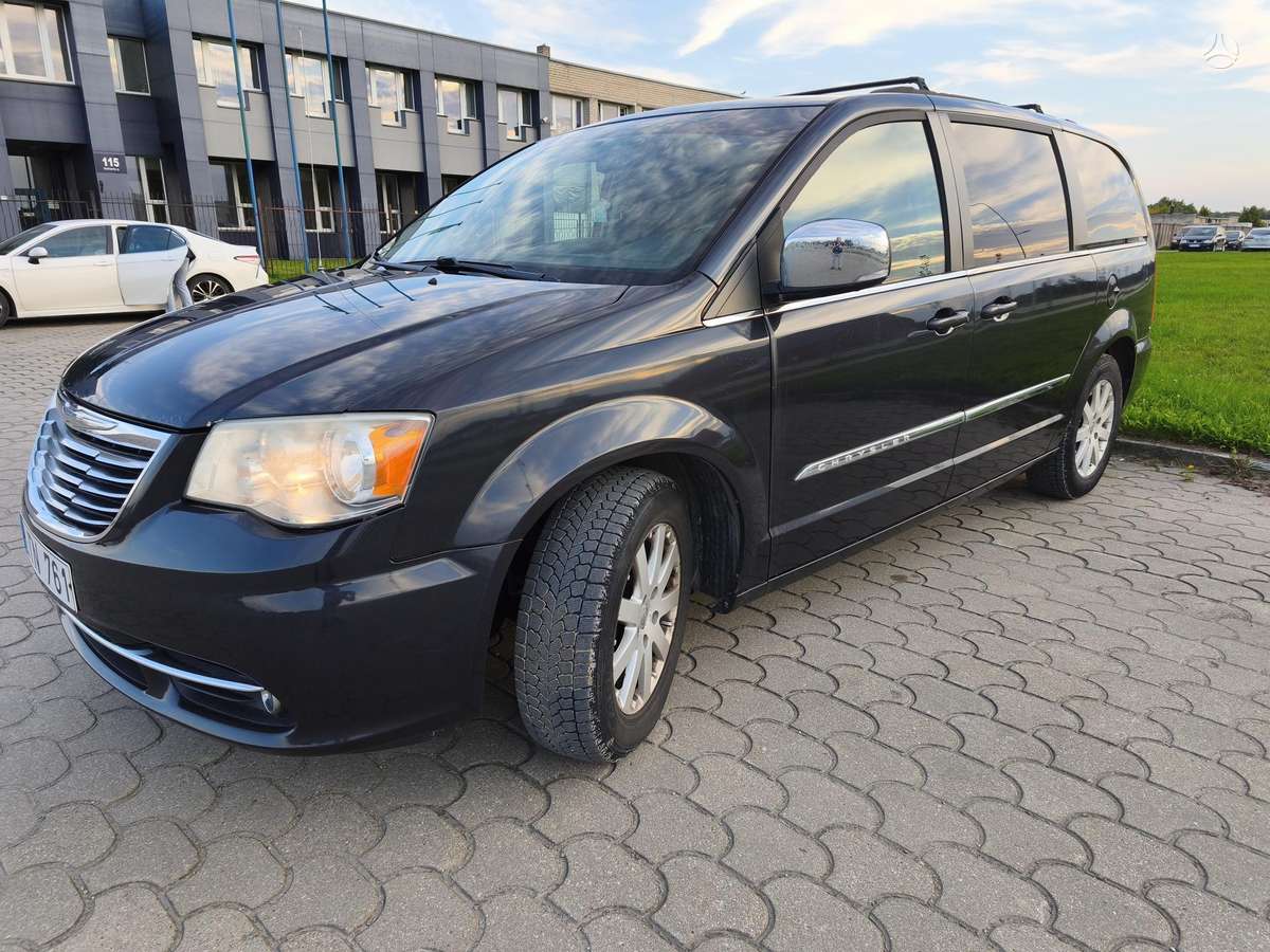 Chrysler Town & Country - 3