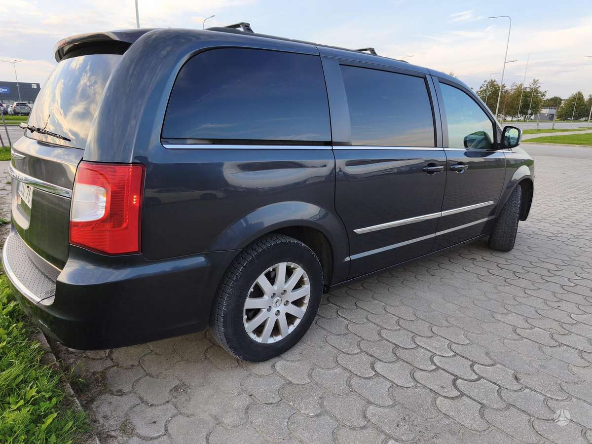 Chrysler Town & Country - 4