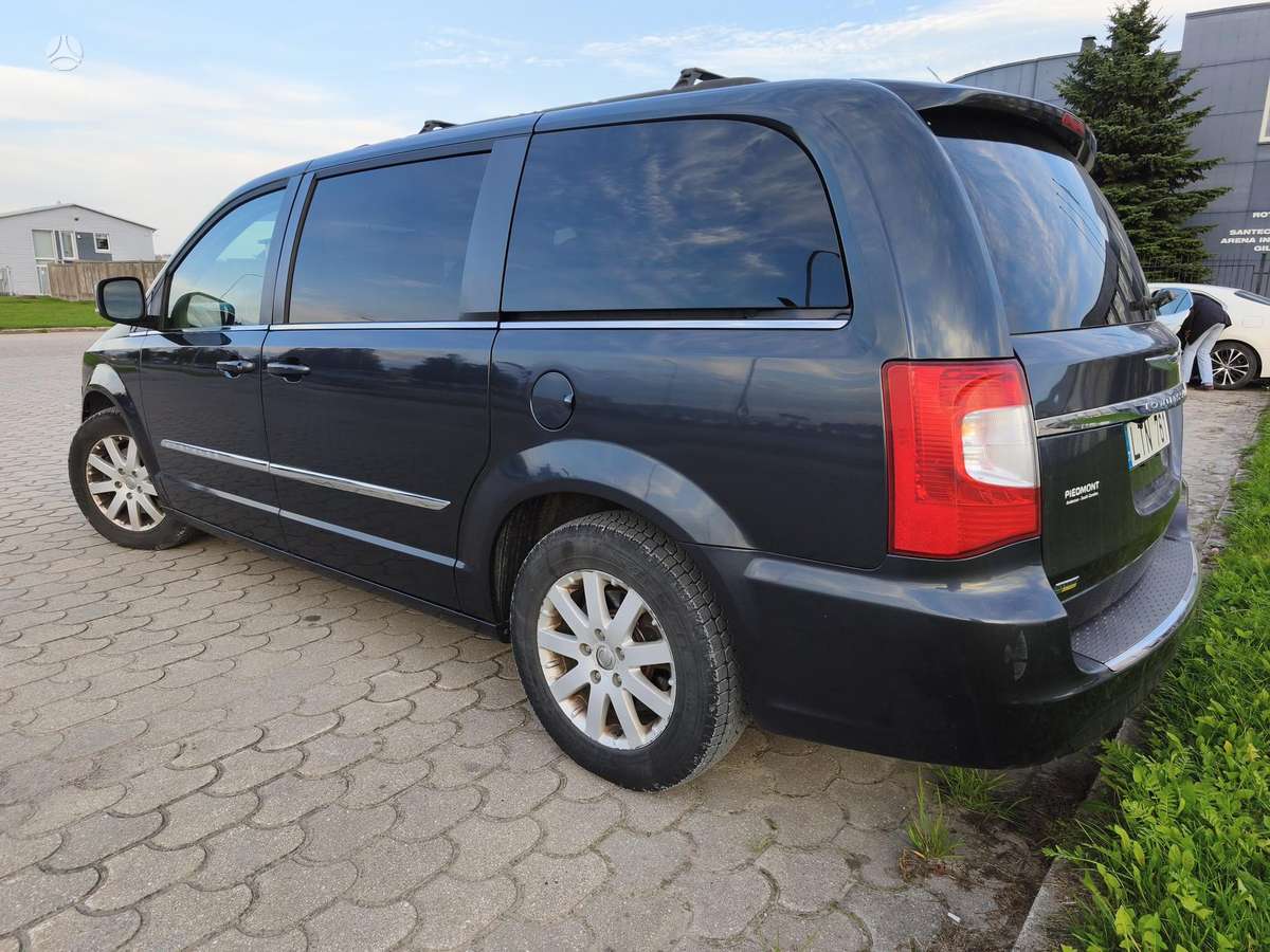 Chrysler Town & Country - 5