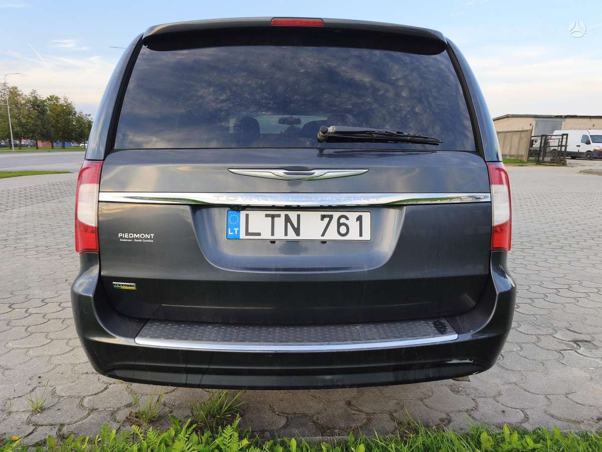 Chrysler Town & Country - 6