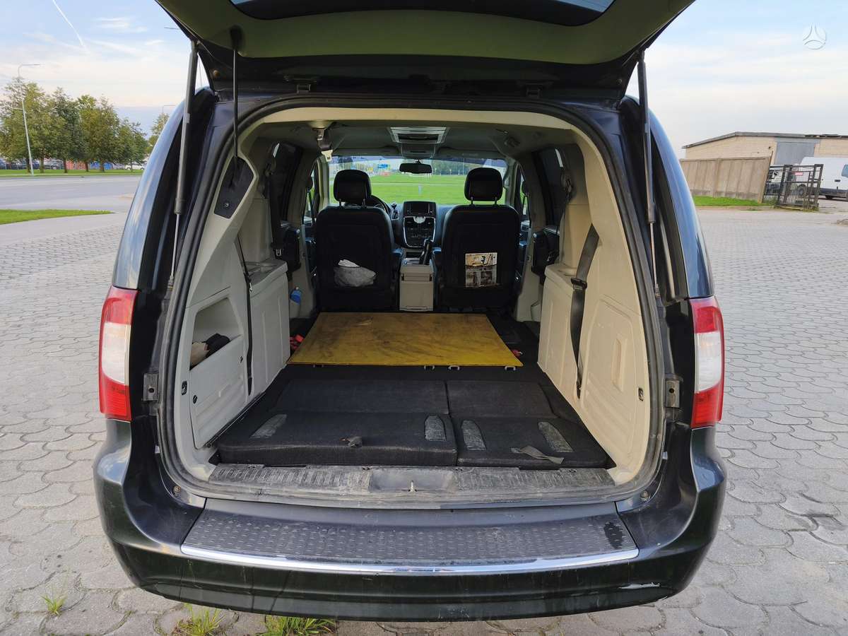 Chrysler Town & Country - 7