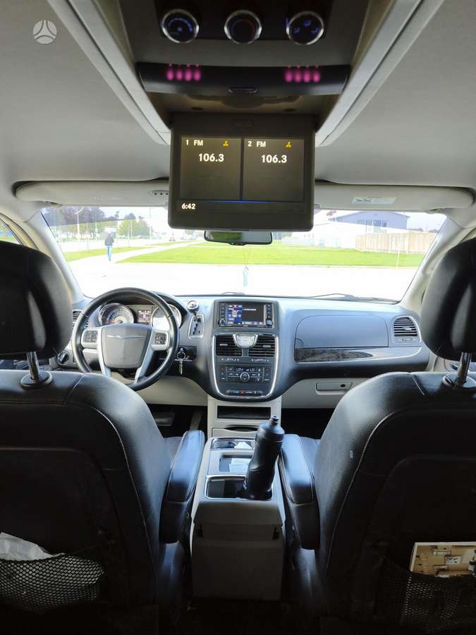 Chrysler Town & Country - 8