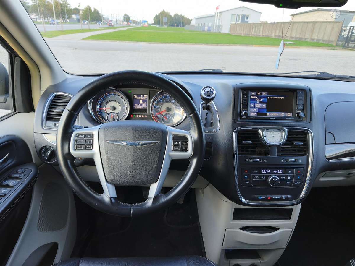 Chrysler Town & Country - 9