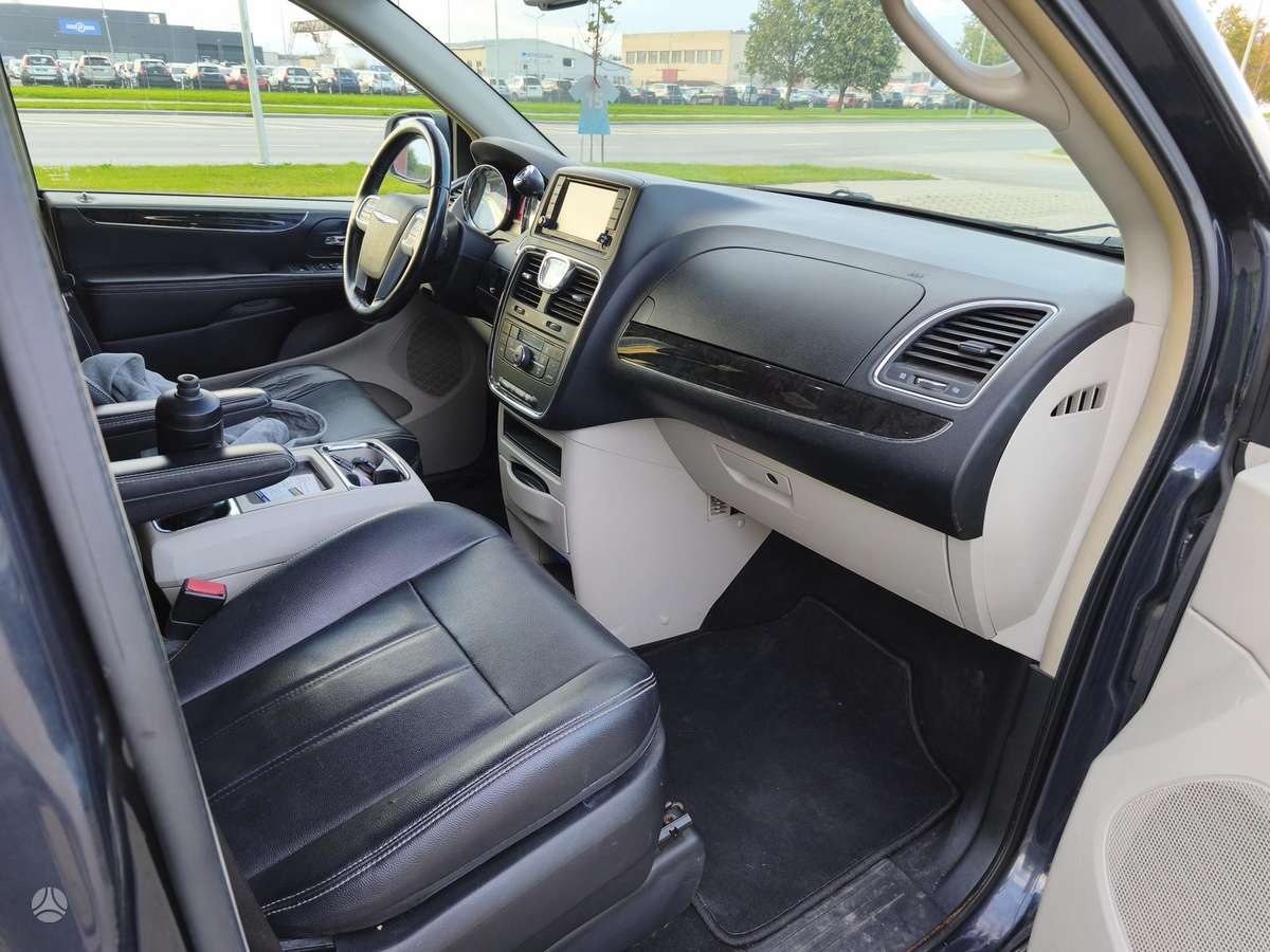 Chrysler Town & Country - 10