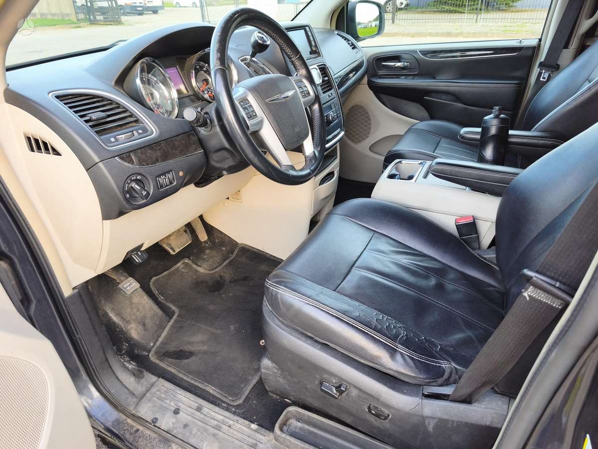Chrysler Town & Country - 11