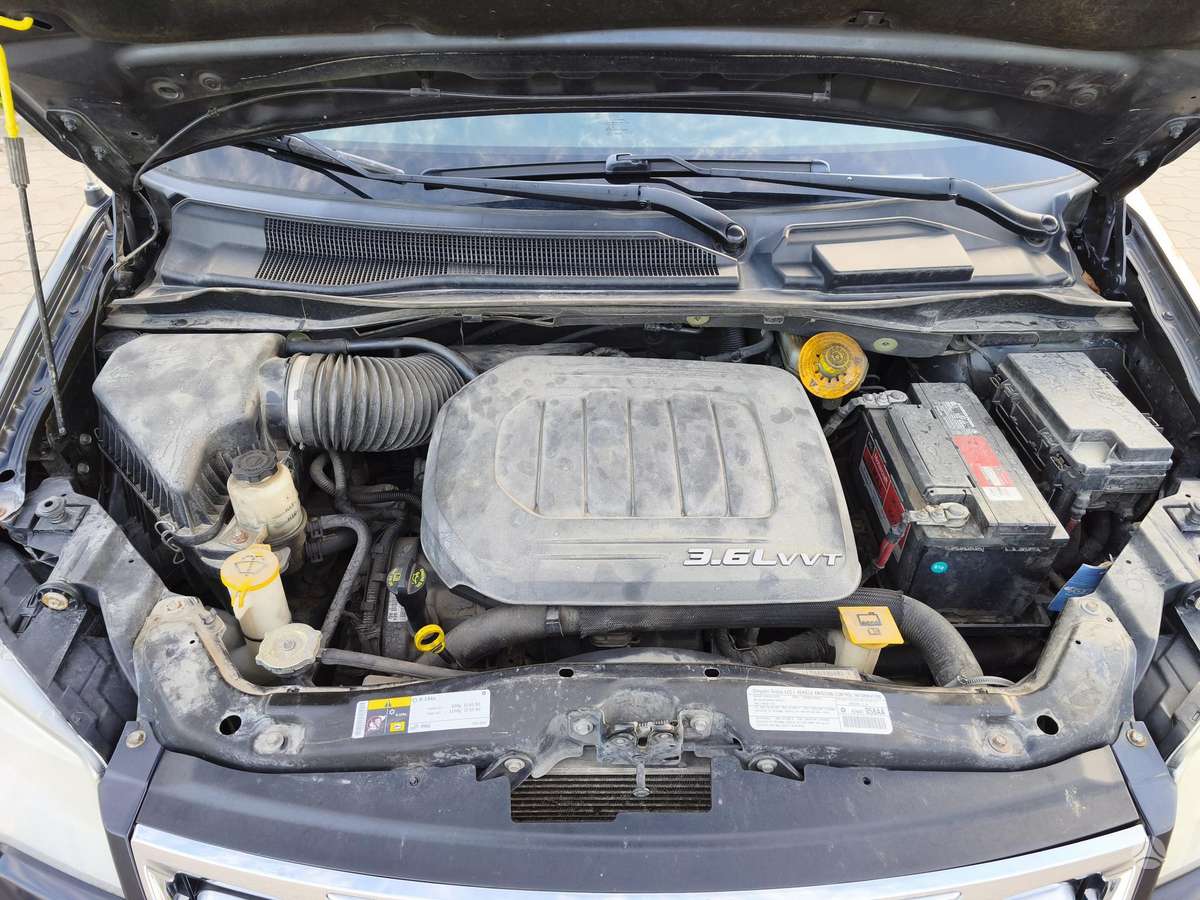 Chrysler Town & Country - 12