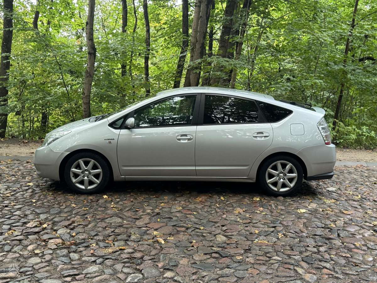 Toyota Prius - 4