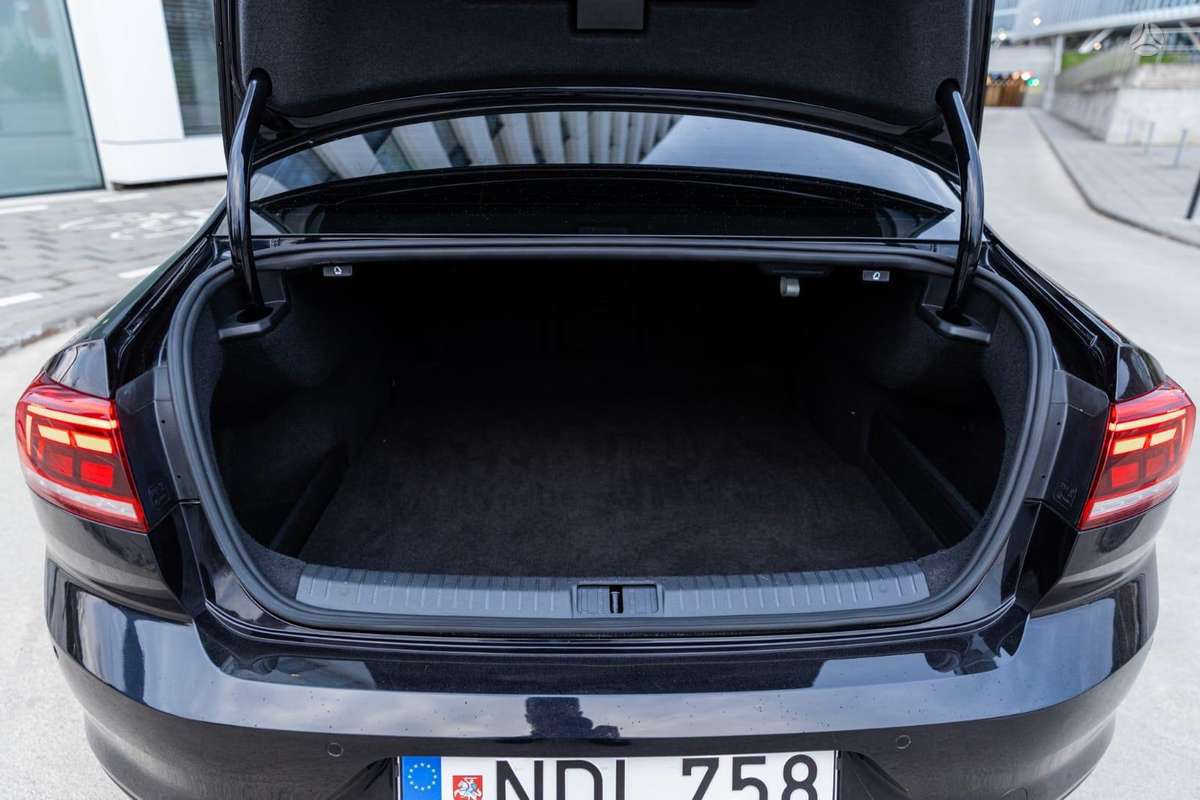 Volkswagen Passat - 11