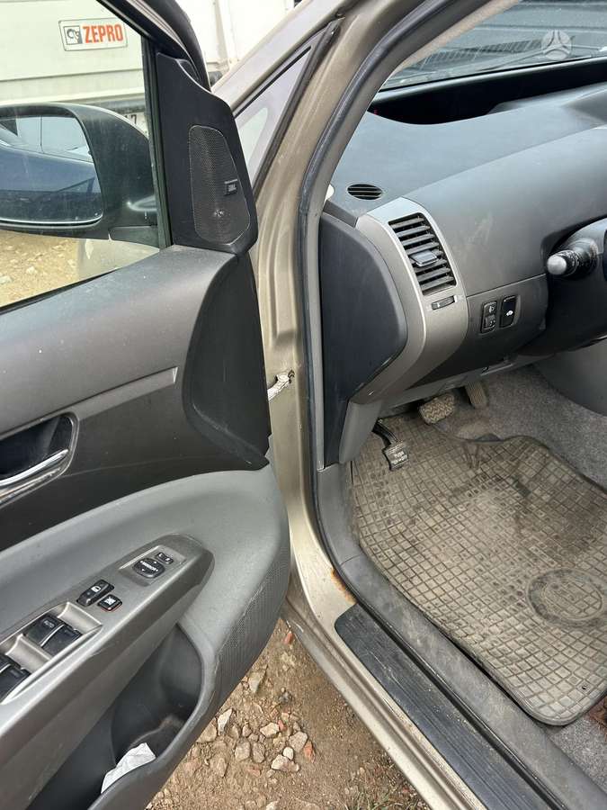 Toyota Prius - 3