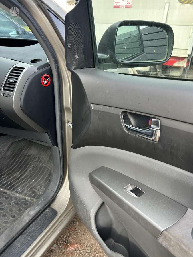 Toyota Prius - 4