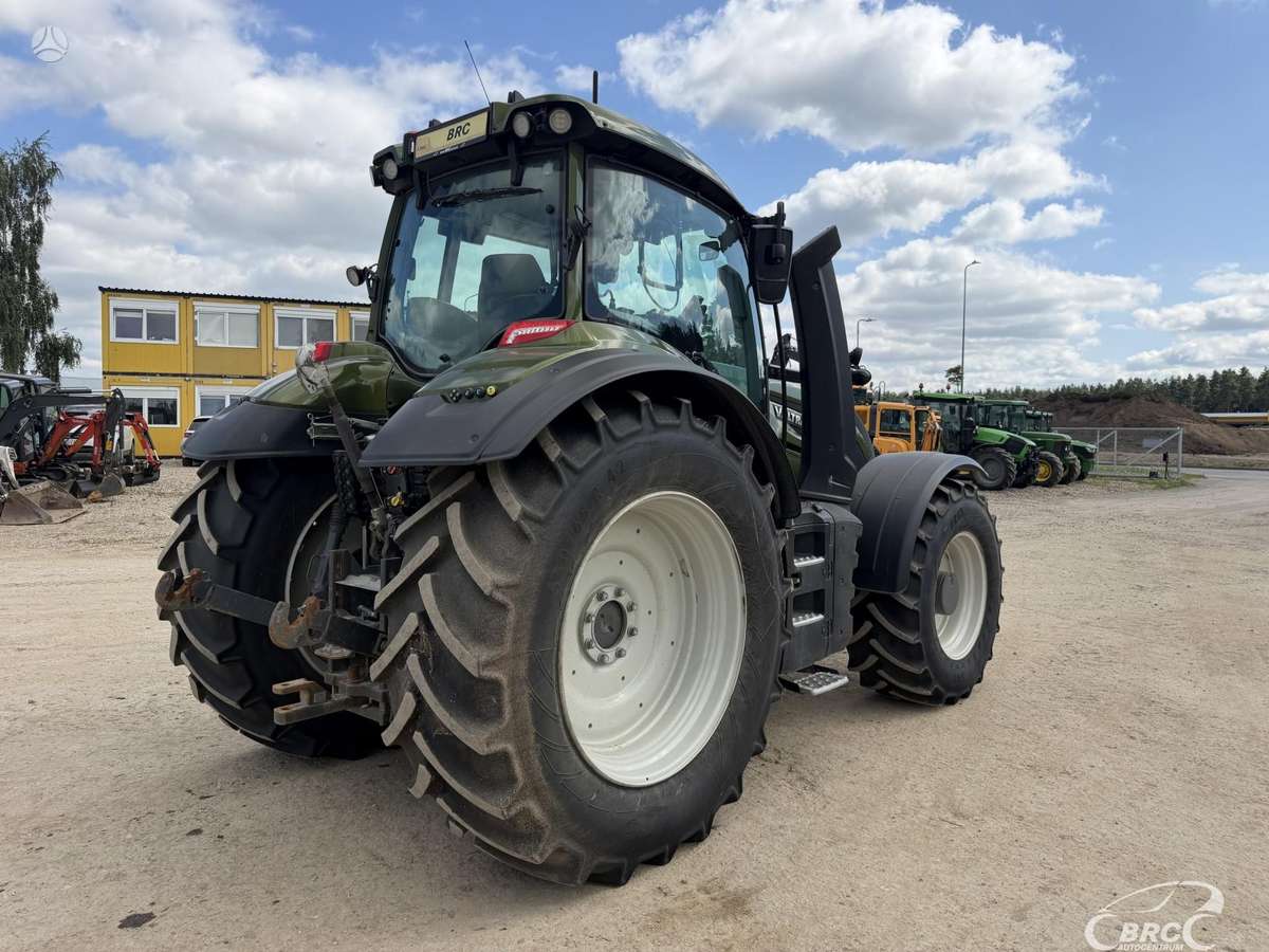 Valtra T235, traktoriai