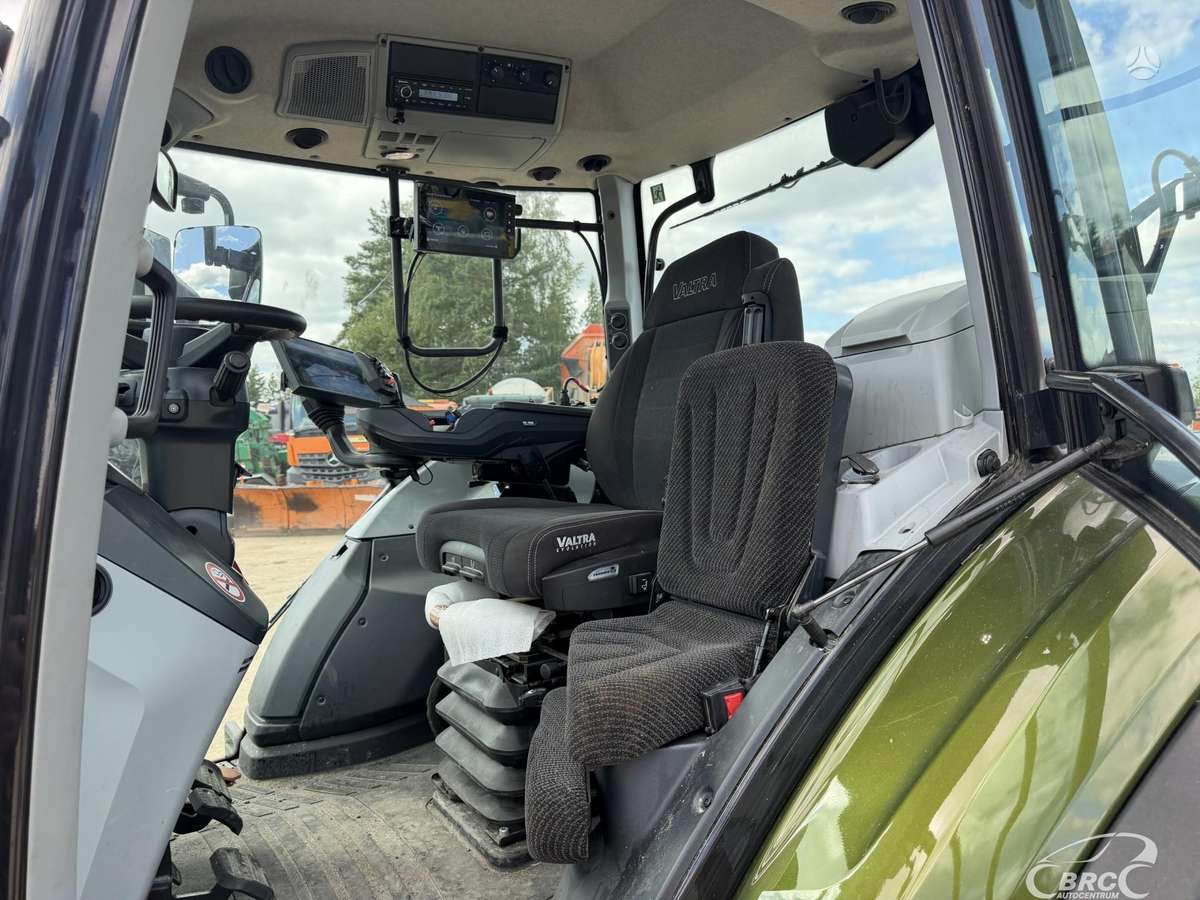 Valtra T235, traktoriai
