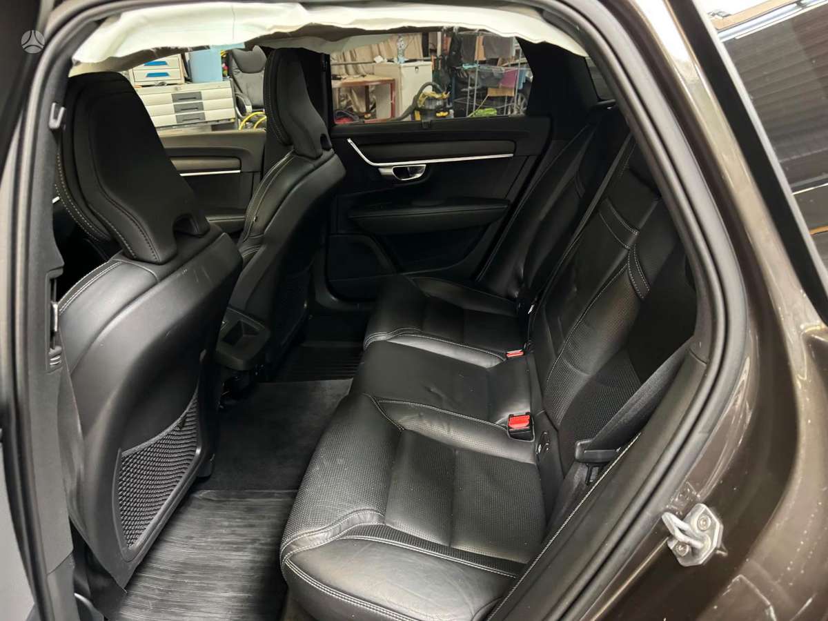 Volvo V90 Cross Country - 10