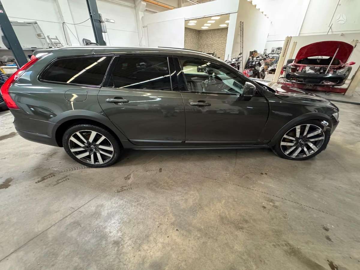 Volvo V90 Cross Country - 4