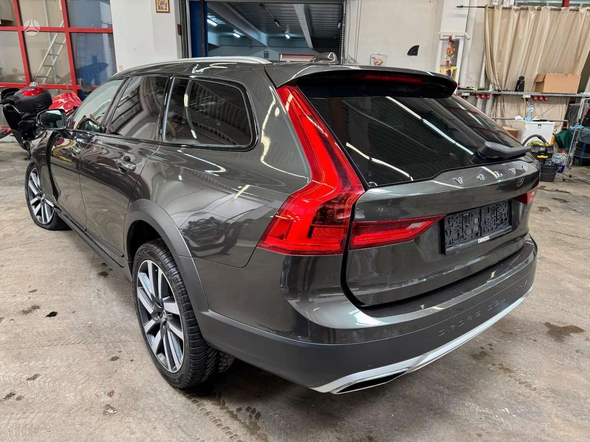 Volvo V90 Cross Country - 6