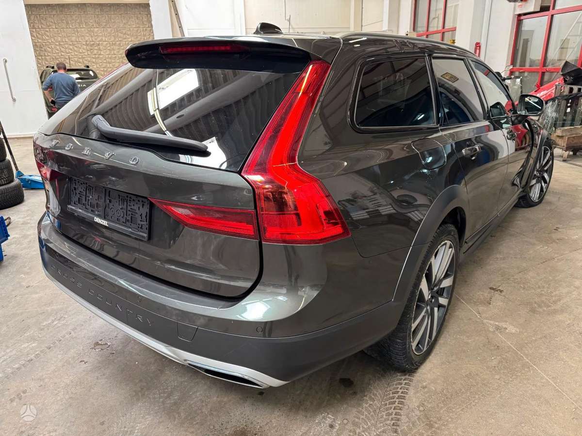 Volvo V90 Cross Country - 8