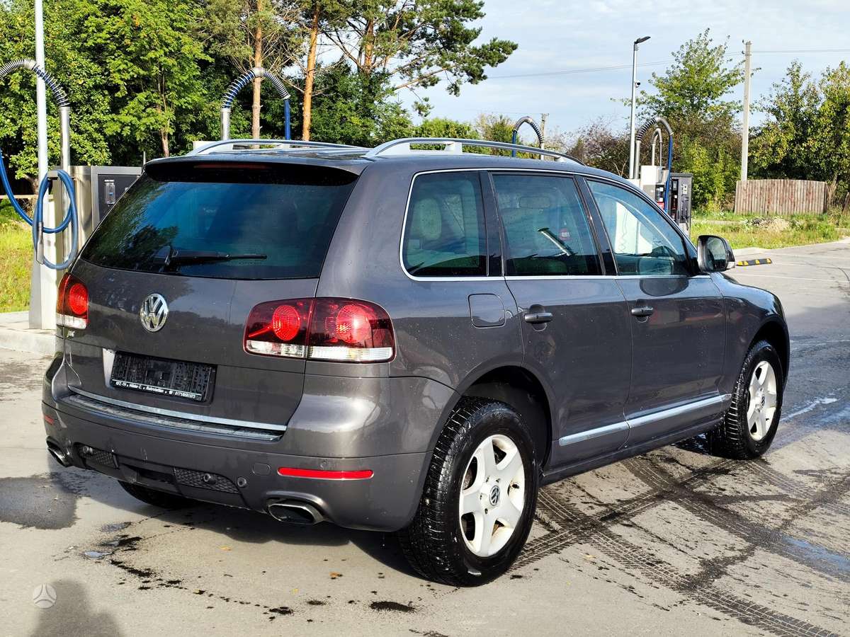 Volkswagen Touareg - 1
