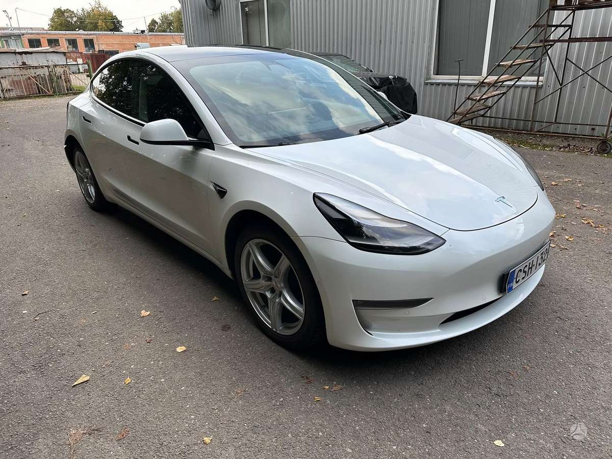 Tesla Model 3 - 4