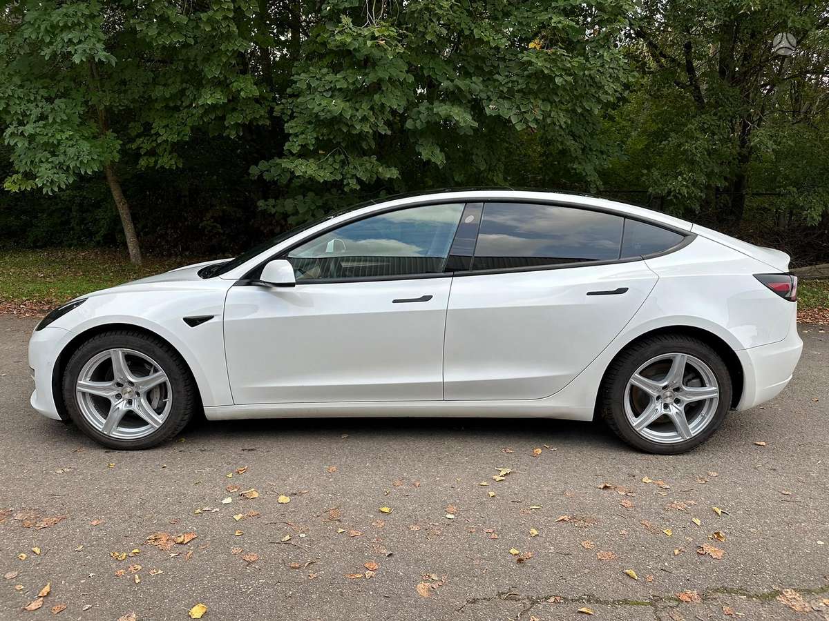 Tesla Model 3 - 5