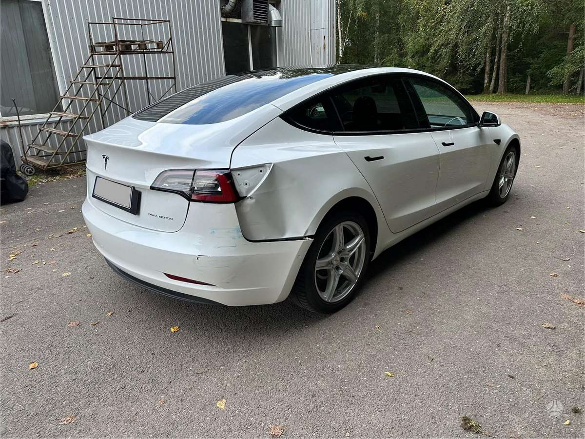 Tesla Model 3 - 6