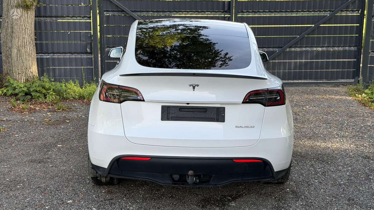 Tesla Model Y - 10