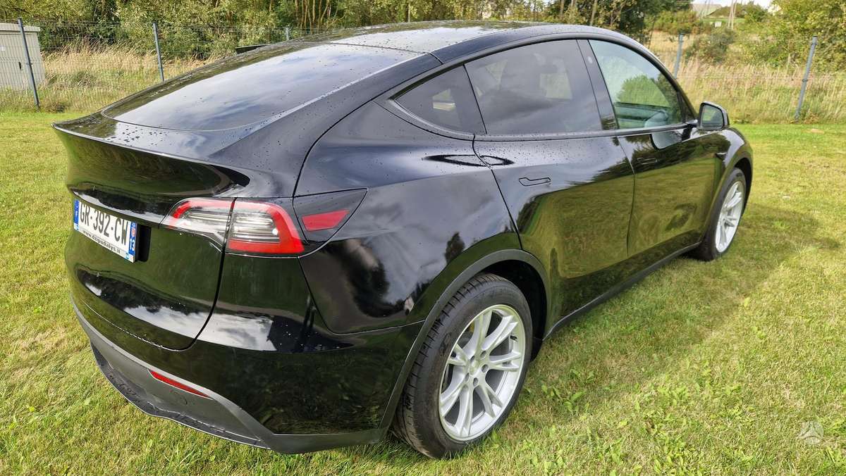 Tesla Model Y - 4
