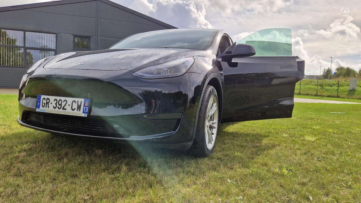 Tesla Model Y - 7