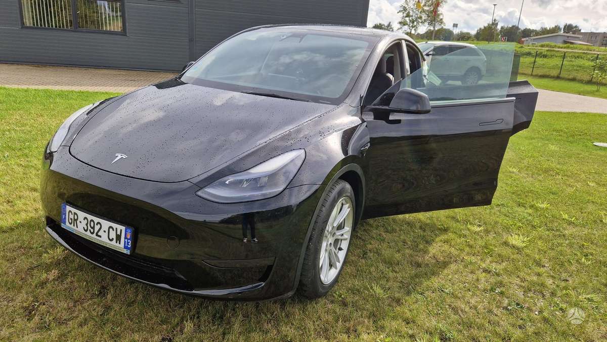 Tesla Model Y - 8