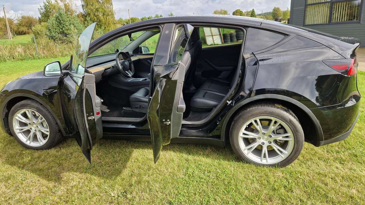 Tesla Model Y - 9