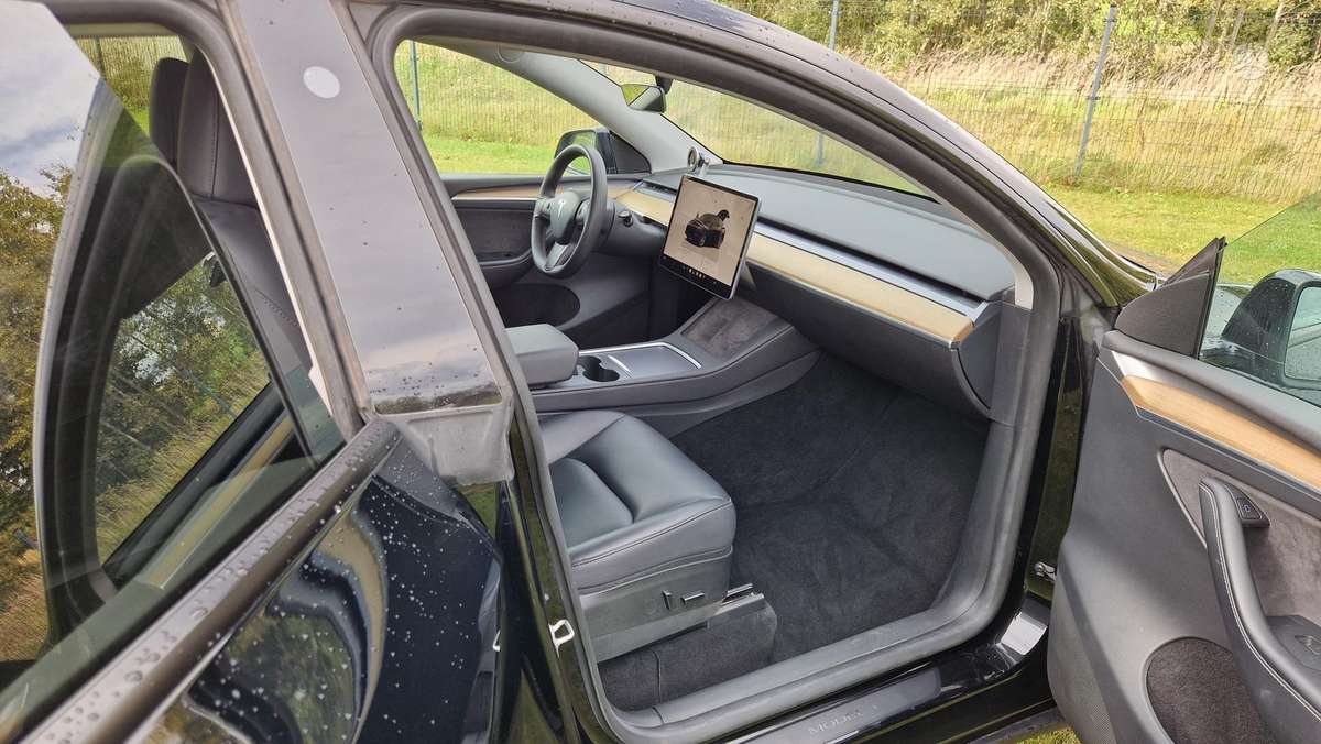 Tesla Model Y - 12