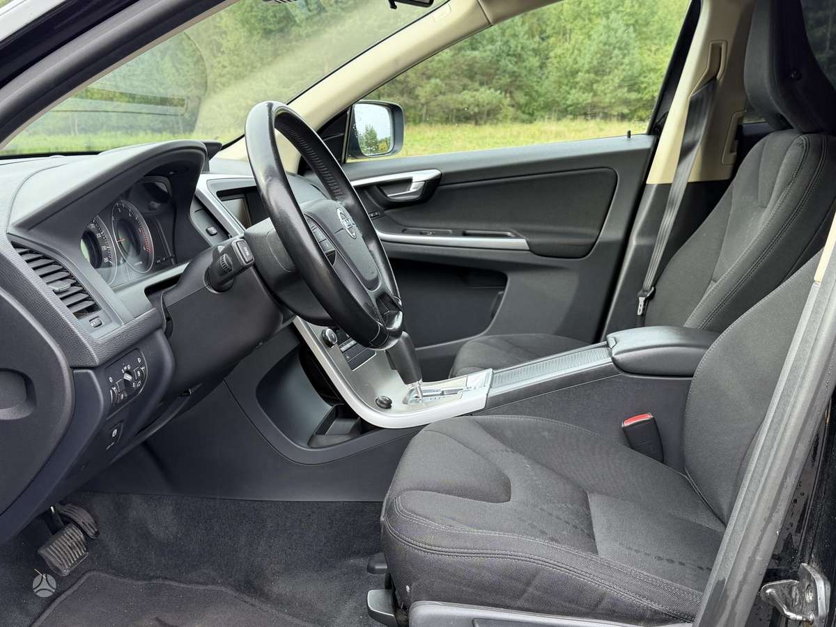 Volvo XC60, 2.4 l., off-road / crossover