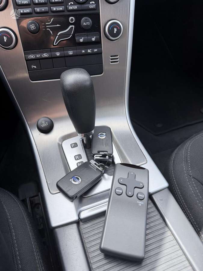 Volvo XC60, 2.4 l., off-road / crossover