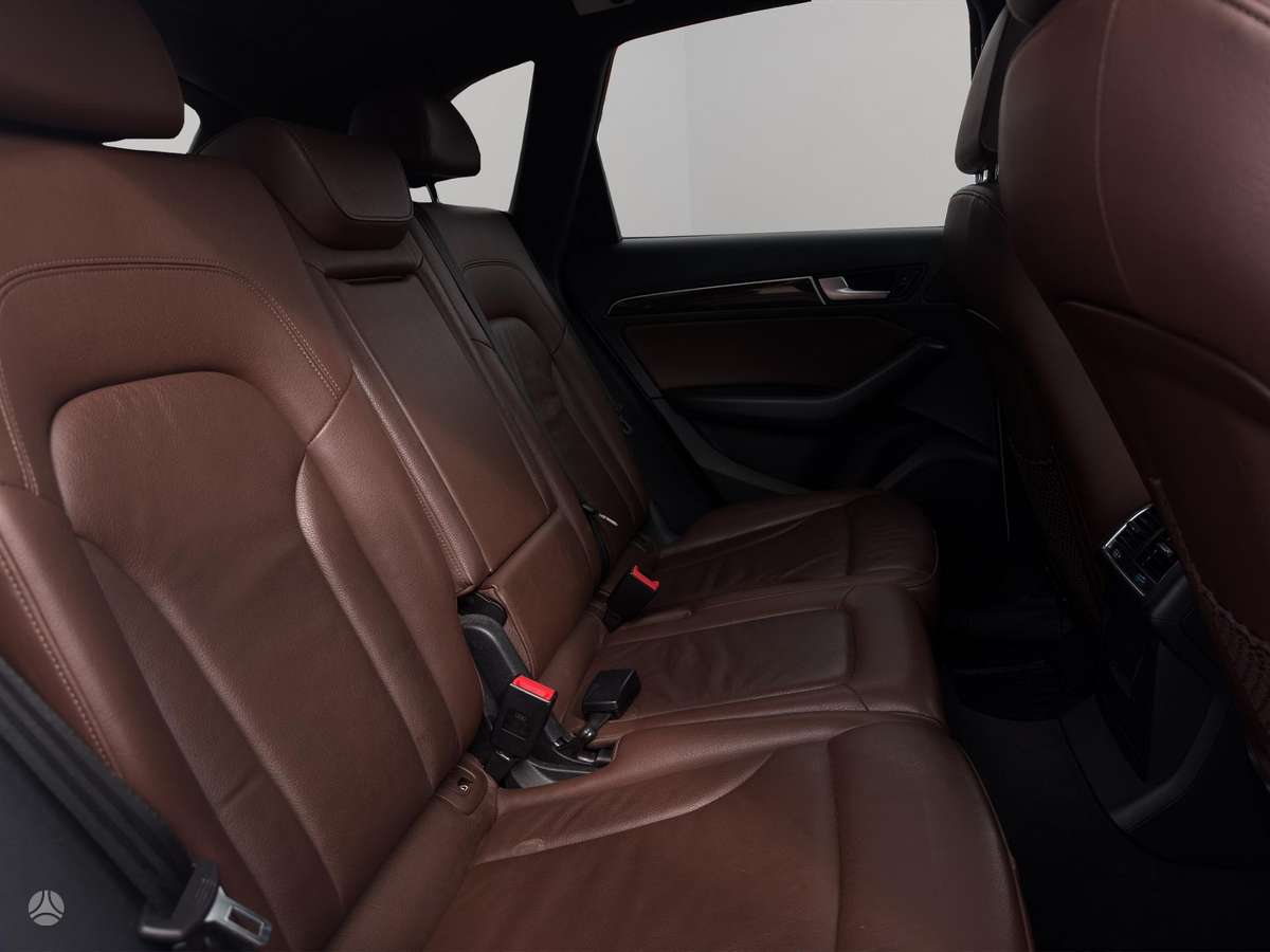 Audi Q5, 2.0 l., off-road / crossover
