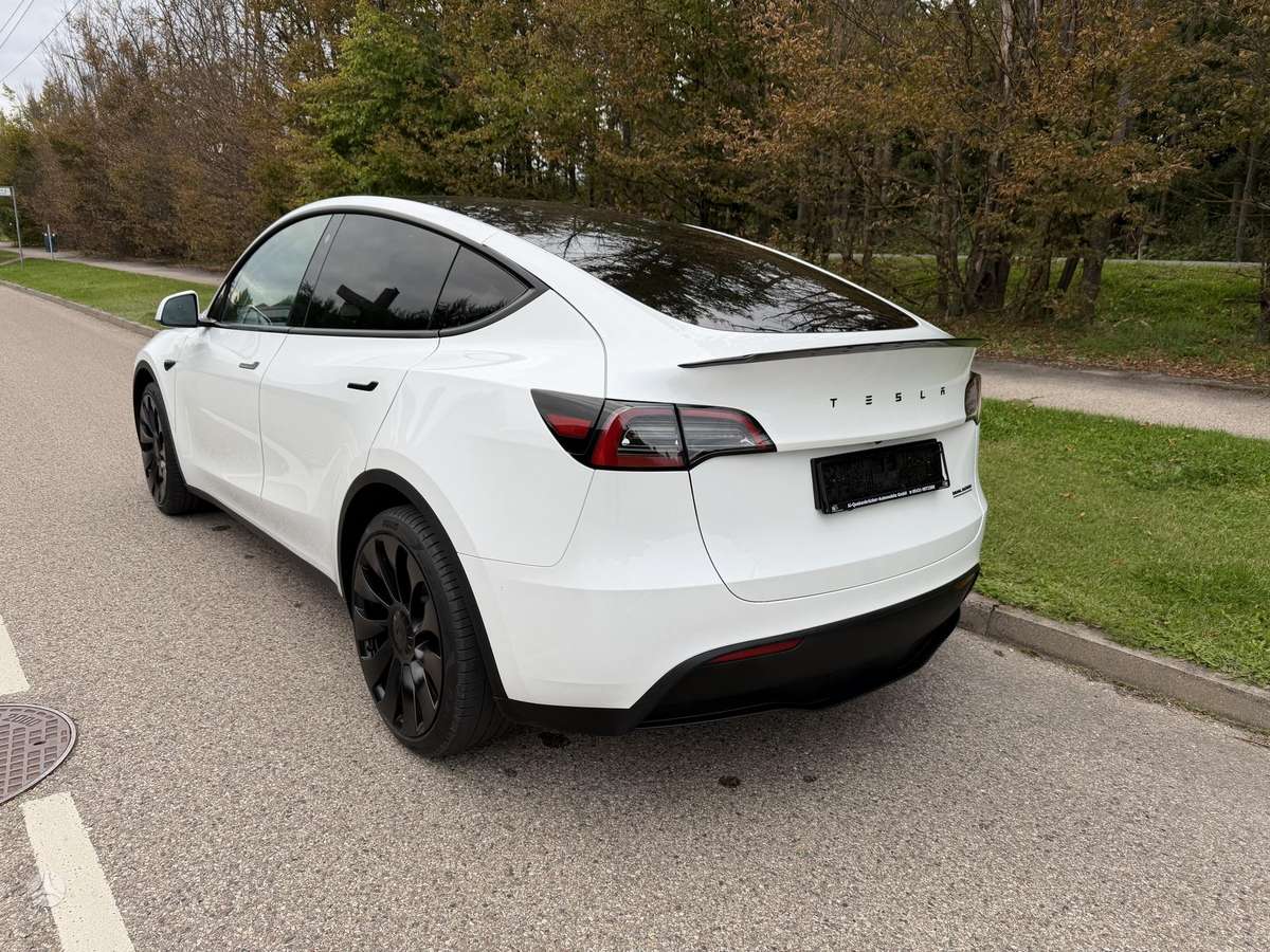 Tesla Model Y - 2