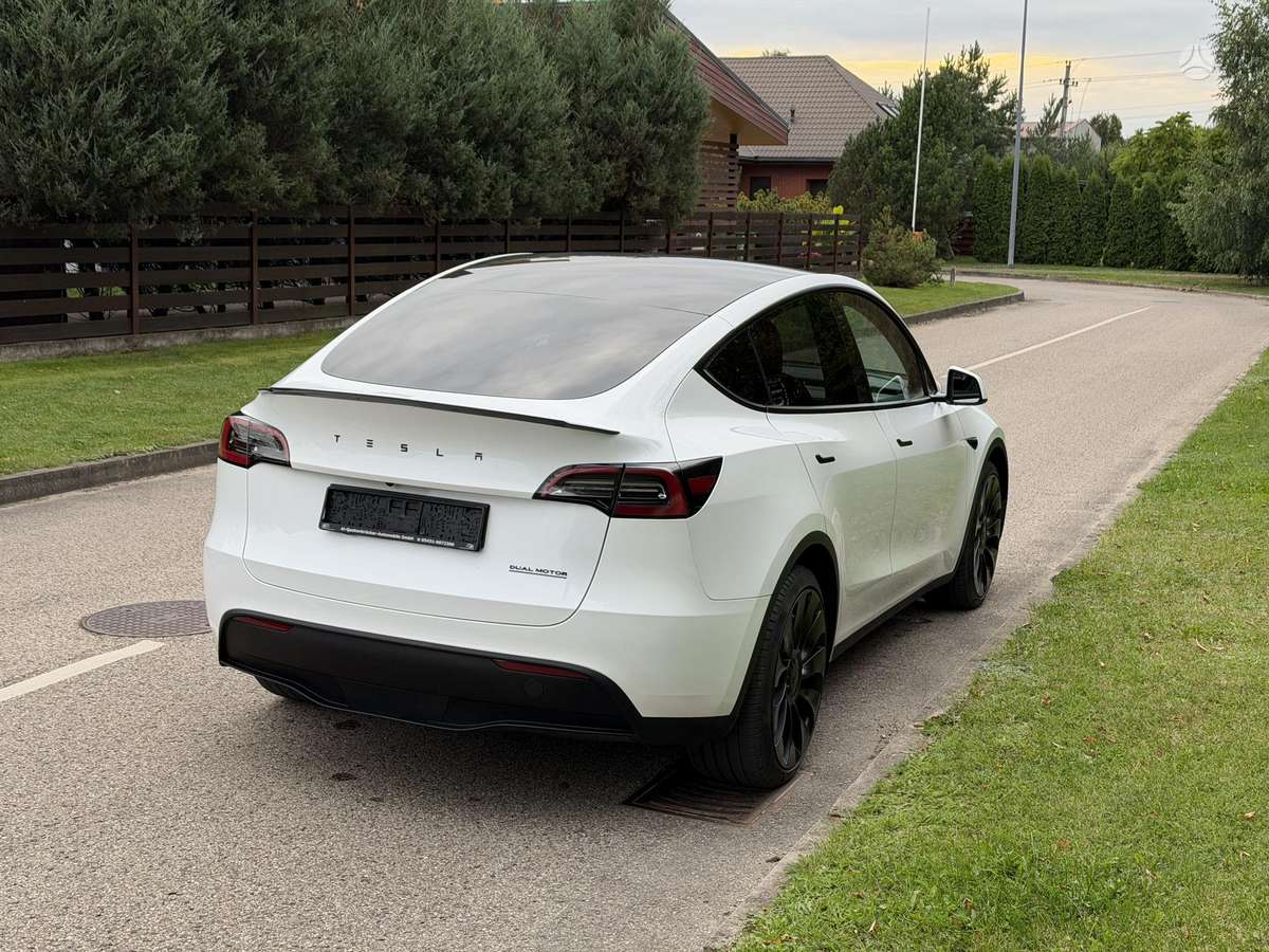 Tesla Model Y - 3