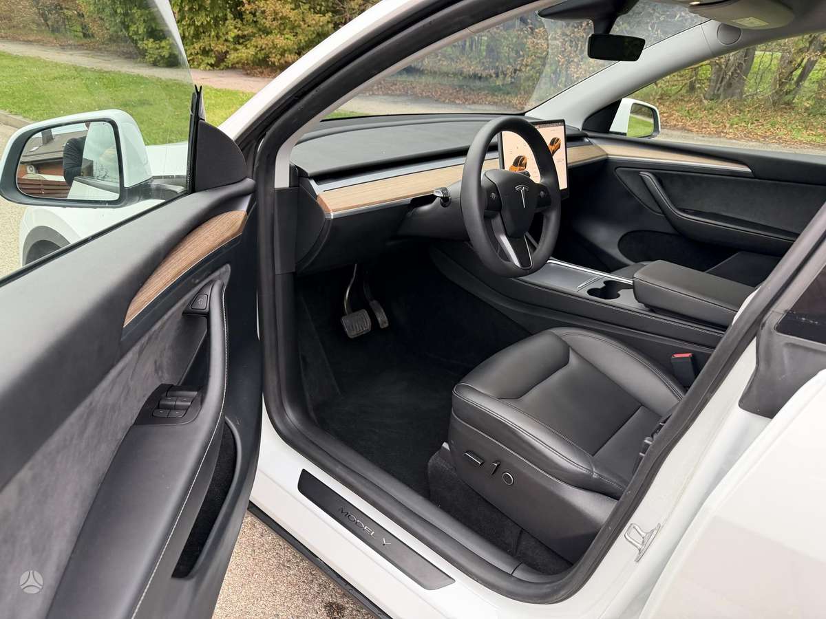 Tesla Model Y - 5