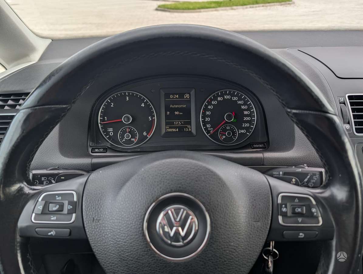 Volkswagen Touran - 10