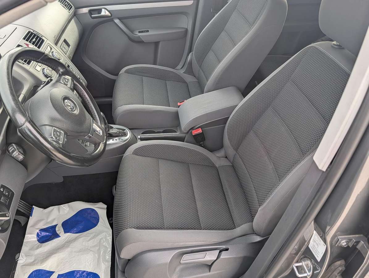 Volkswagen Touran - 12