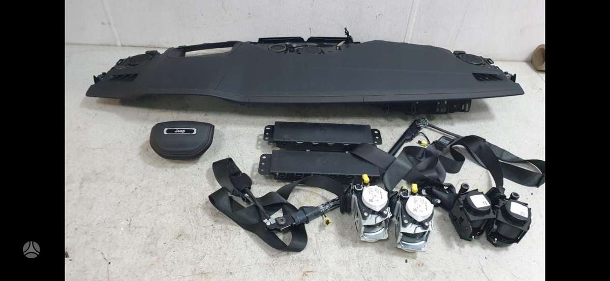 Jeep Cherokee salono detalės