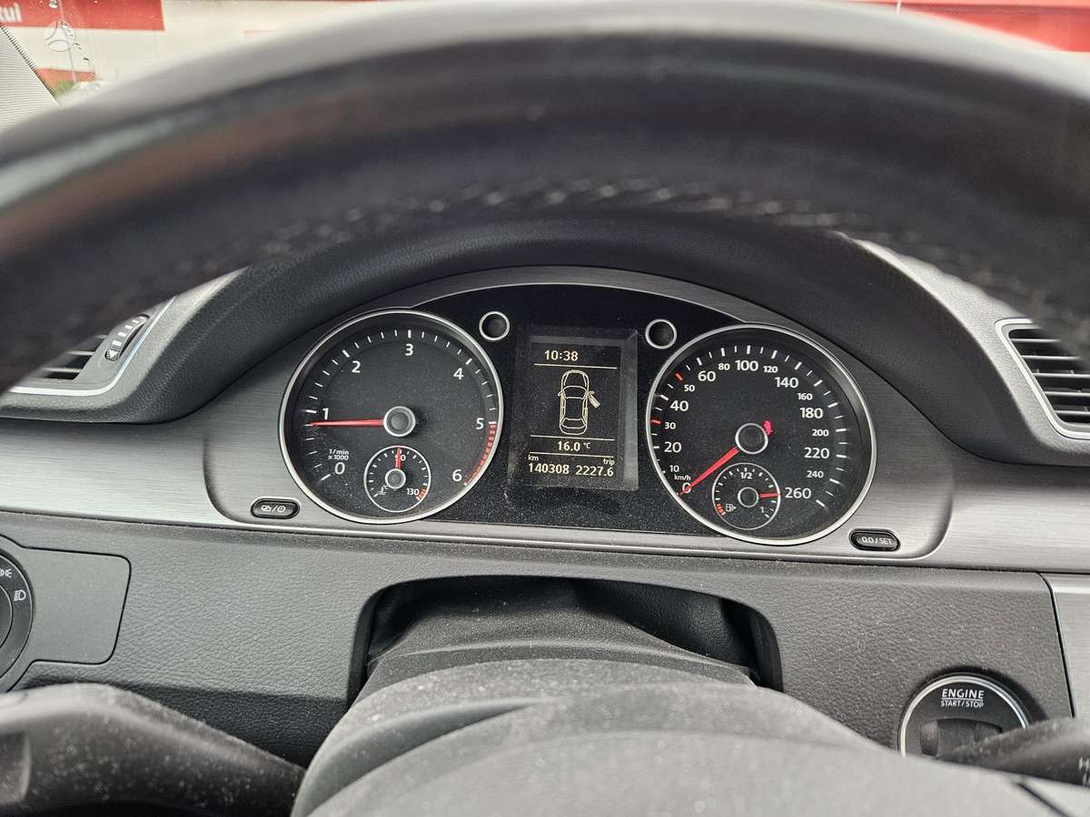 Volkswagen Passat - 1