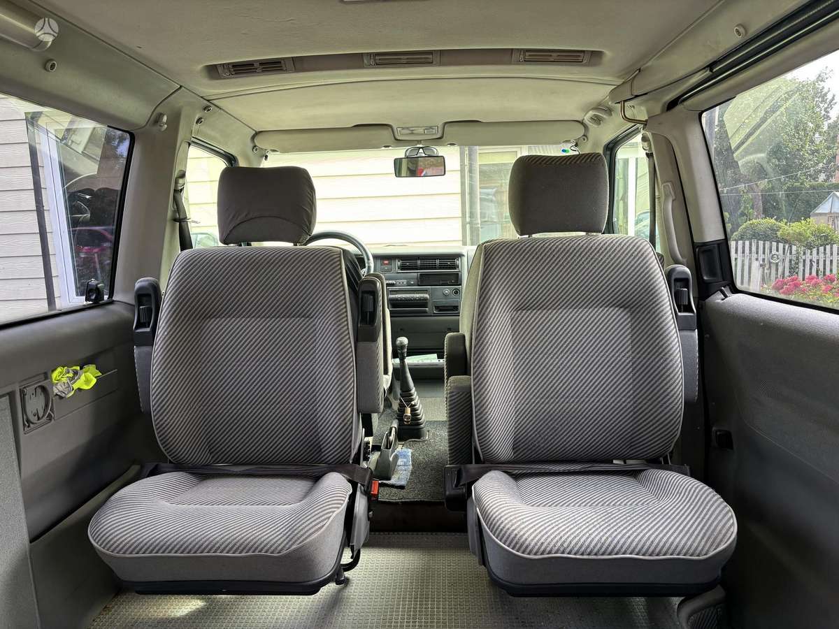 Volkswagen Caravelle - 9