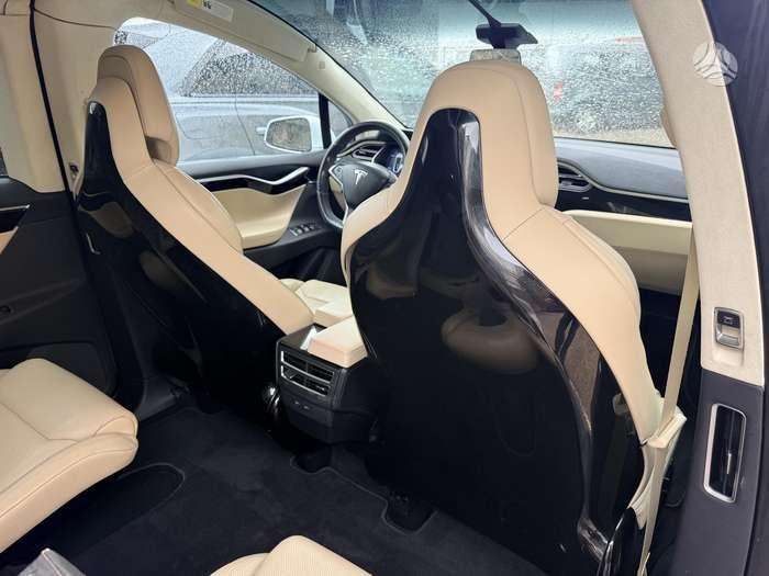 Tesla Model X - 10