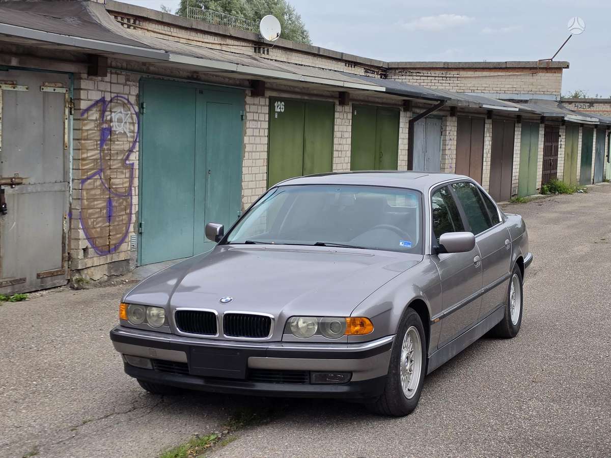 BMW 740, Седан