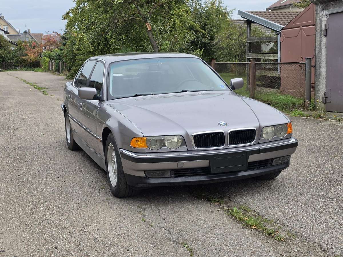 BMW 740, Седан