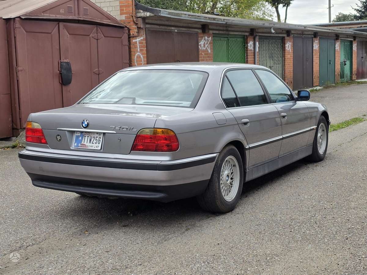 BMW 740, Седан