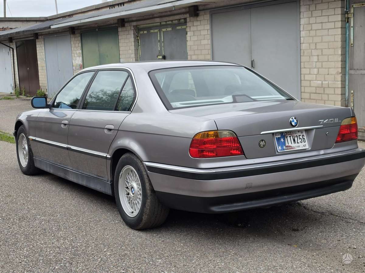 BMW 740, Седан