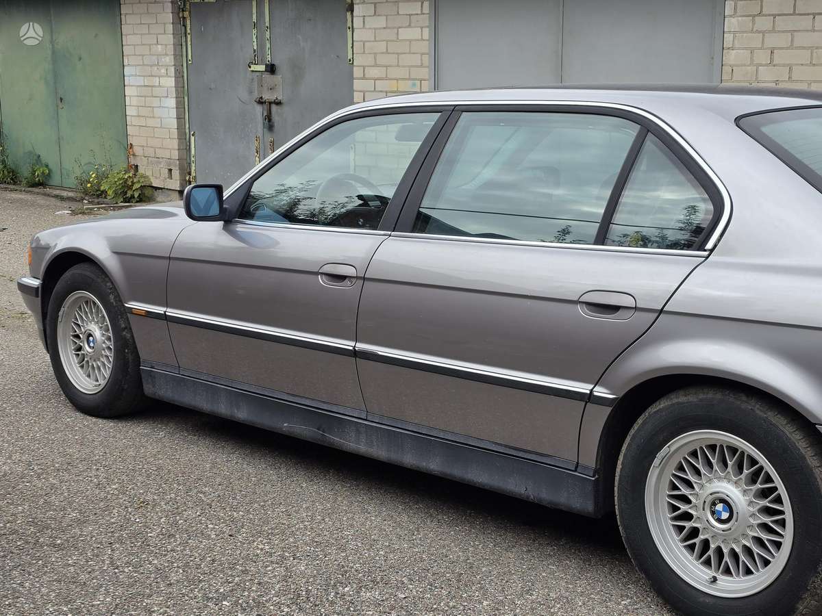 BMW 740, Седан